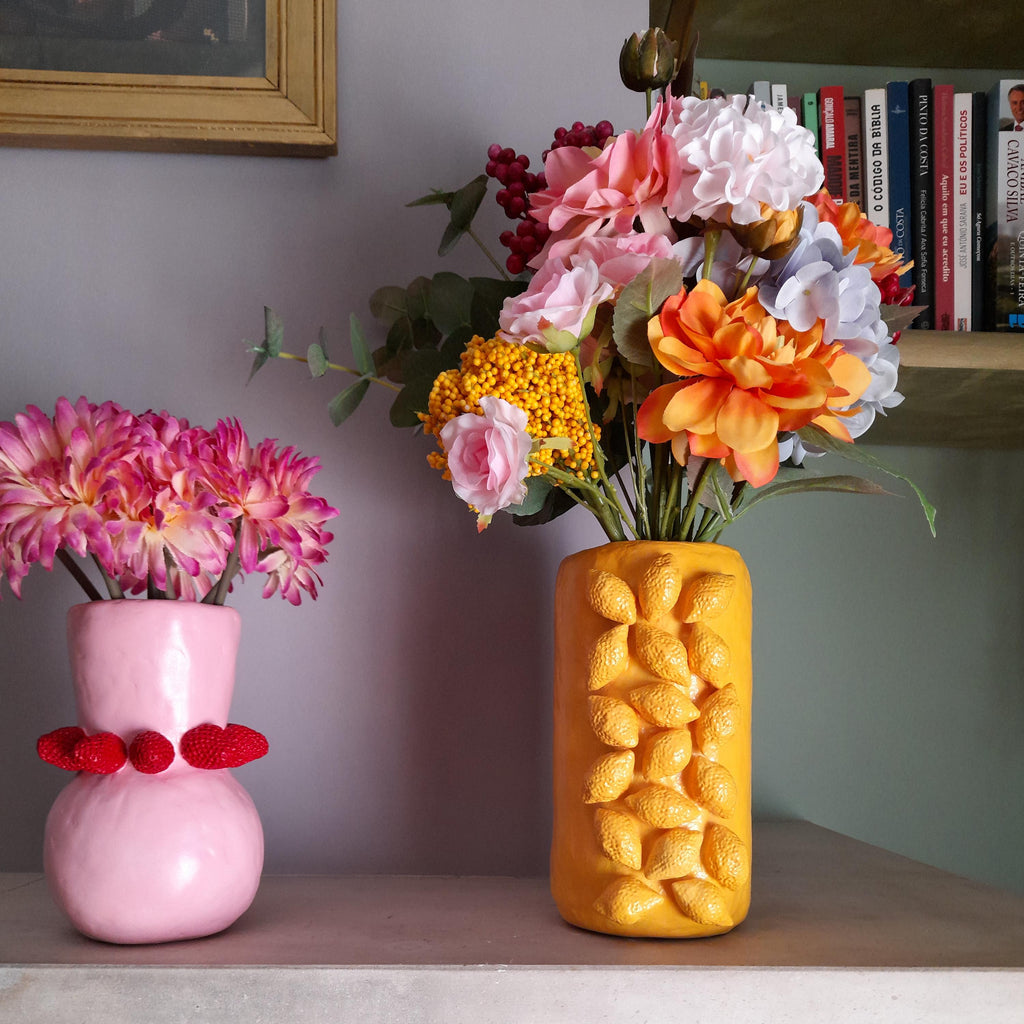 Erdbeer-Vase – Handgemachte Skulptur aus lufthärtendem Ton mit geformten Frucht-Details