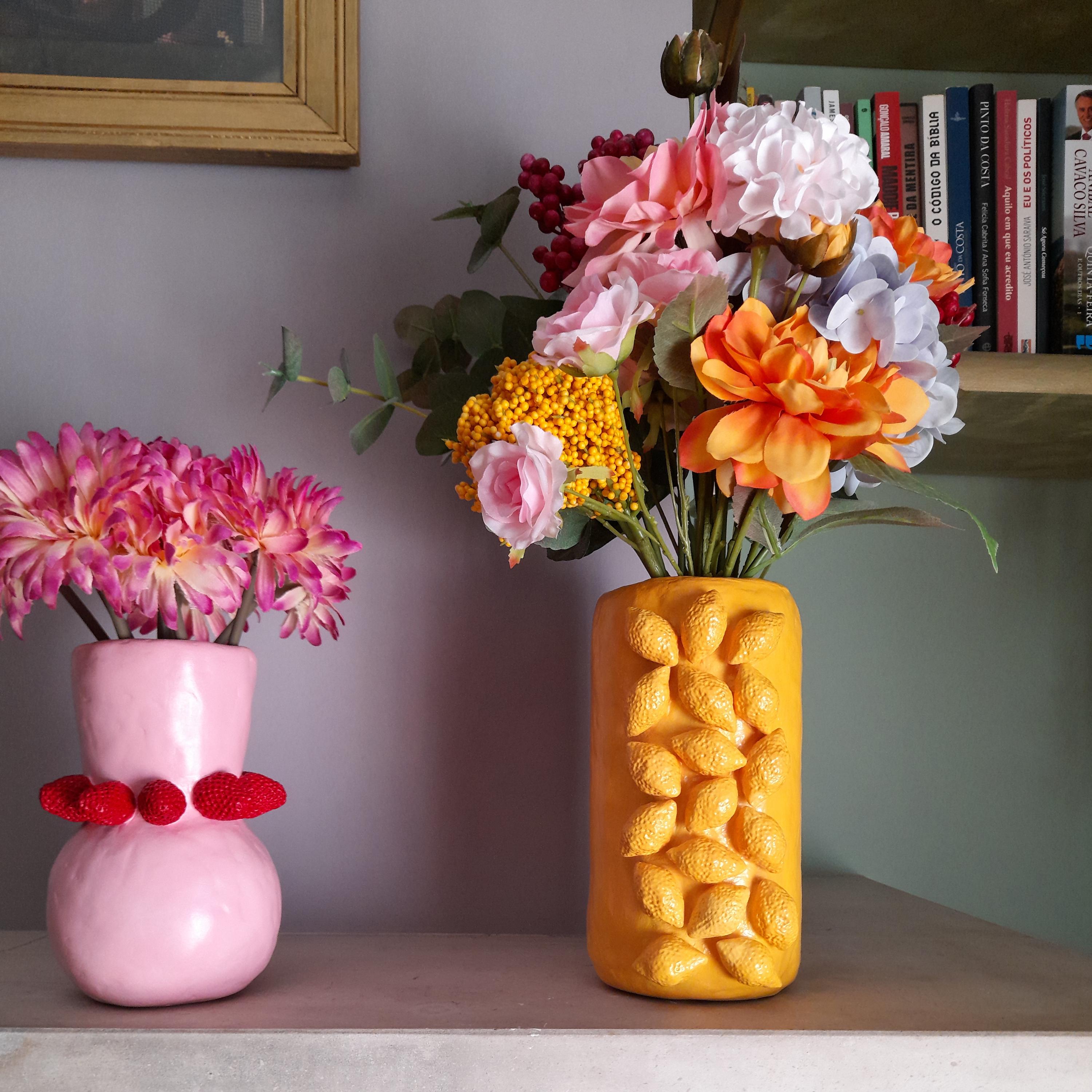 Erdbeer-Vase – Handgemachte Skulptur aus lufthärtendem Ton mit geformten Frucht-Details