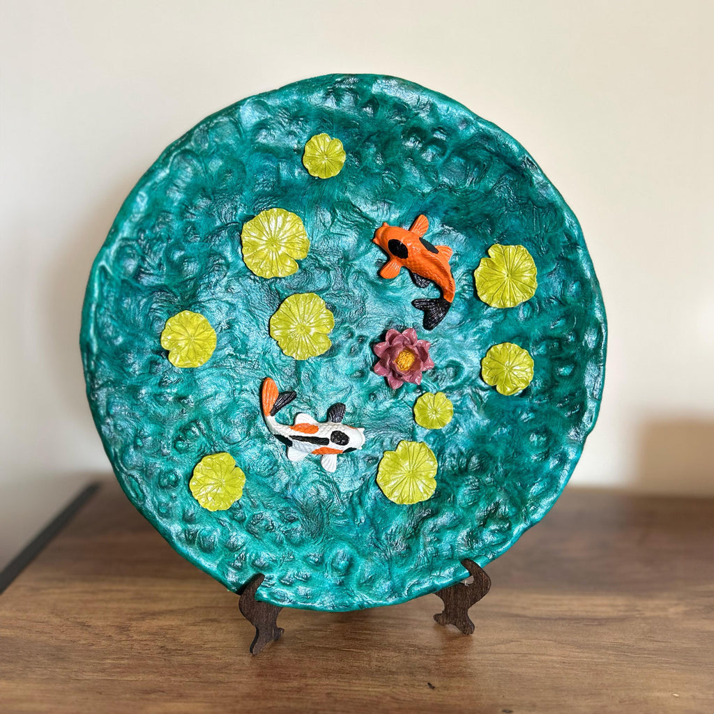 Prato Decorativo Lagoa Koi – Argila Artesanal | 24cm | Arte de Parede e Peça Central