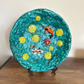 Prato Decorativo Lagoa Koi – Argila Artesanal | 24cm | Arte de Parede e Peça Central