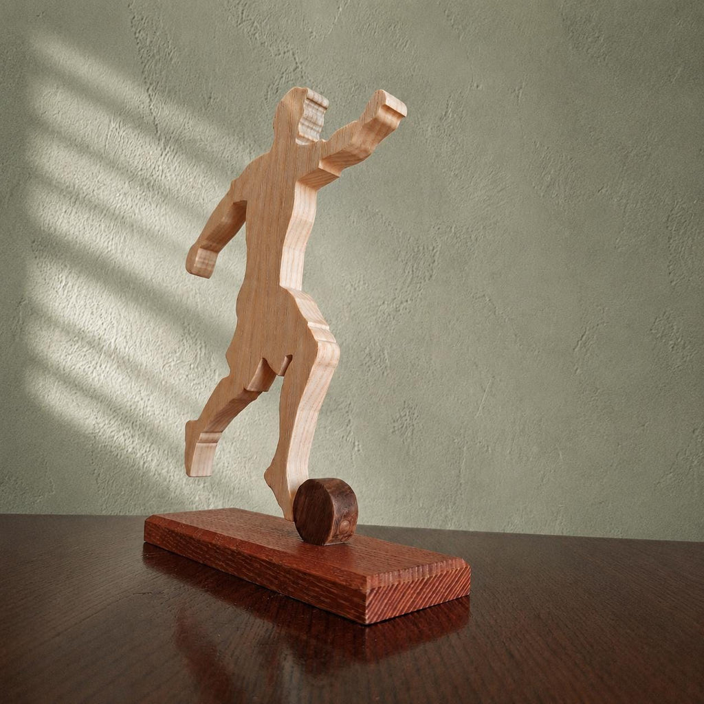 Fußballspieler-Skulptur – Handgemachte Holz-Fußballfigur auf Holzsockel