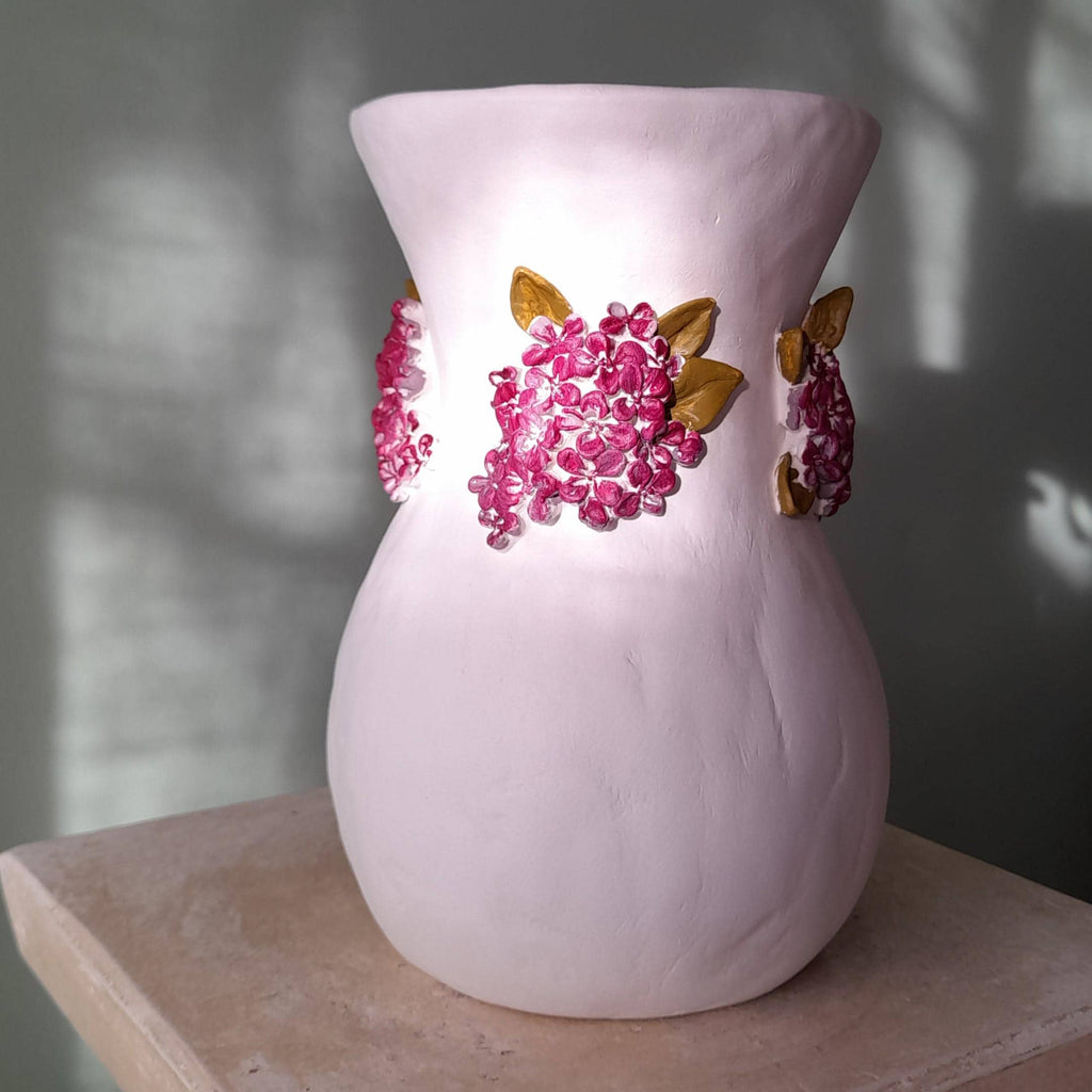 Wildblumen-Vase – Handgemachte Skulptur aus lufthärtendem Ton mit rosa und lilafarbenem Blumenrelief