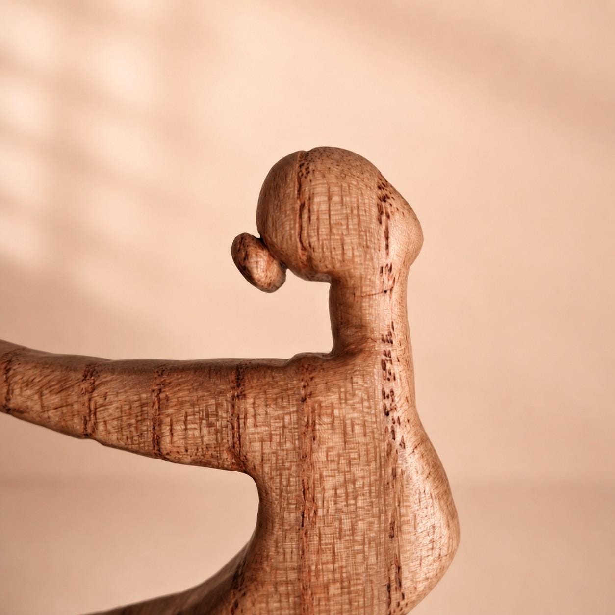 Frau im Wind – handgefertigte Skulptur einer Balletttänzerin aus Holz