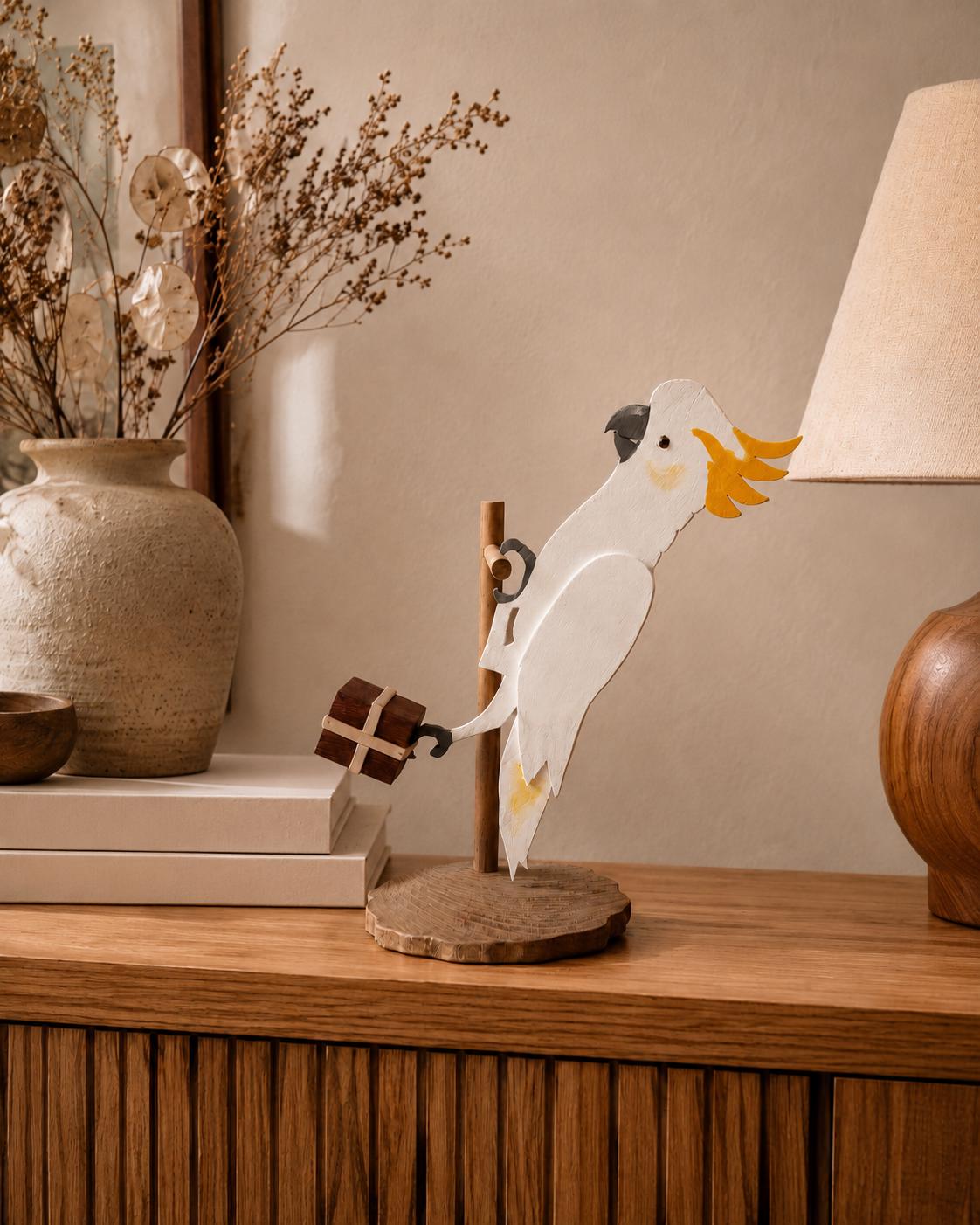 Kakadu Skulptur – handgefertigte tropische Vogelfigur aus Holz mit Paket-Detail