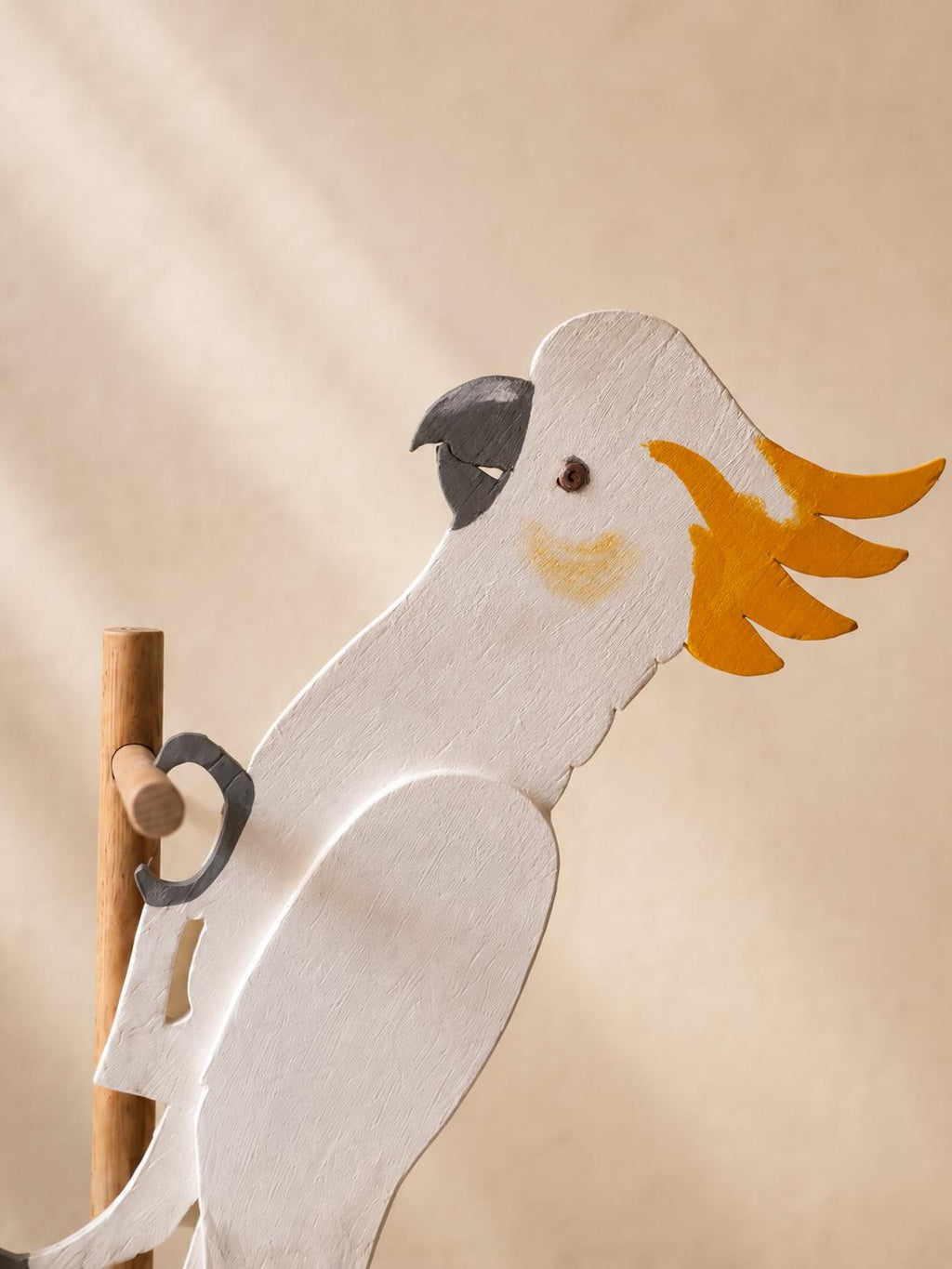 Kakadu Skulptur – handgefertigte tropische Vogelfigur aus Holz mit Paket-Detail