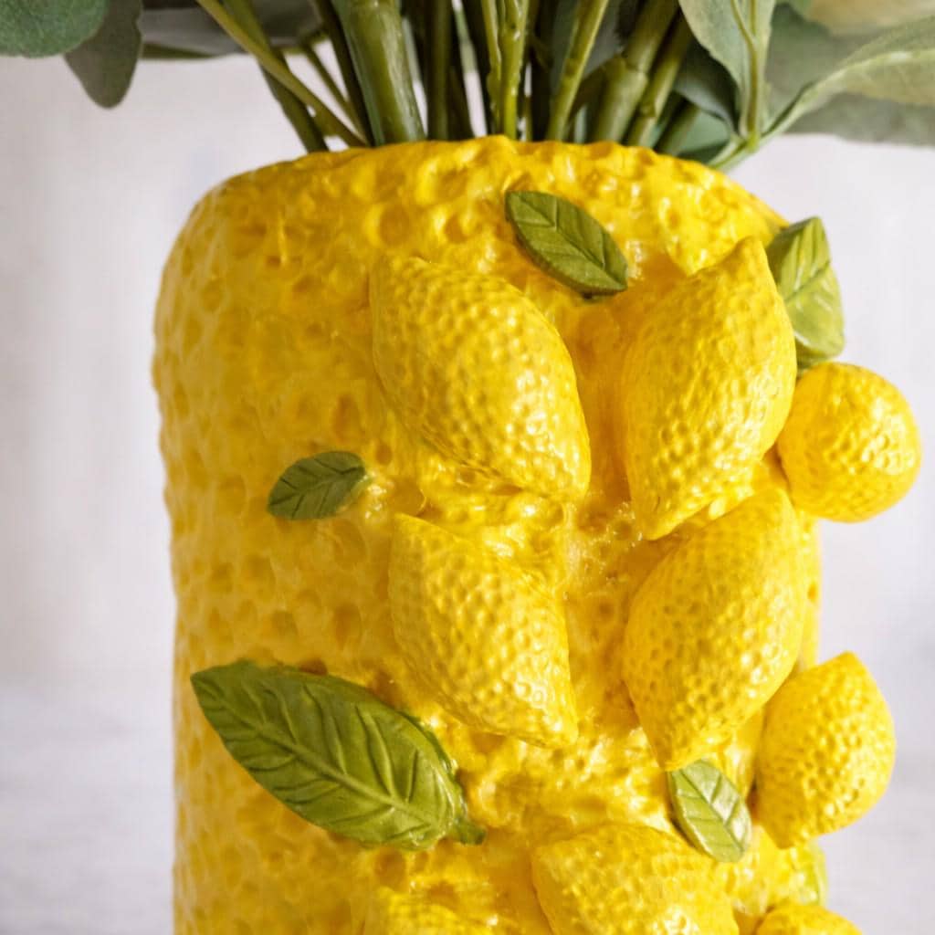 Zitronenvase – Einzigartige handgemachte Skulptur aus lufttrocknendem Ton mit modellierten Zitrusfrüchten und Blättern