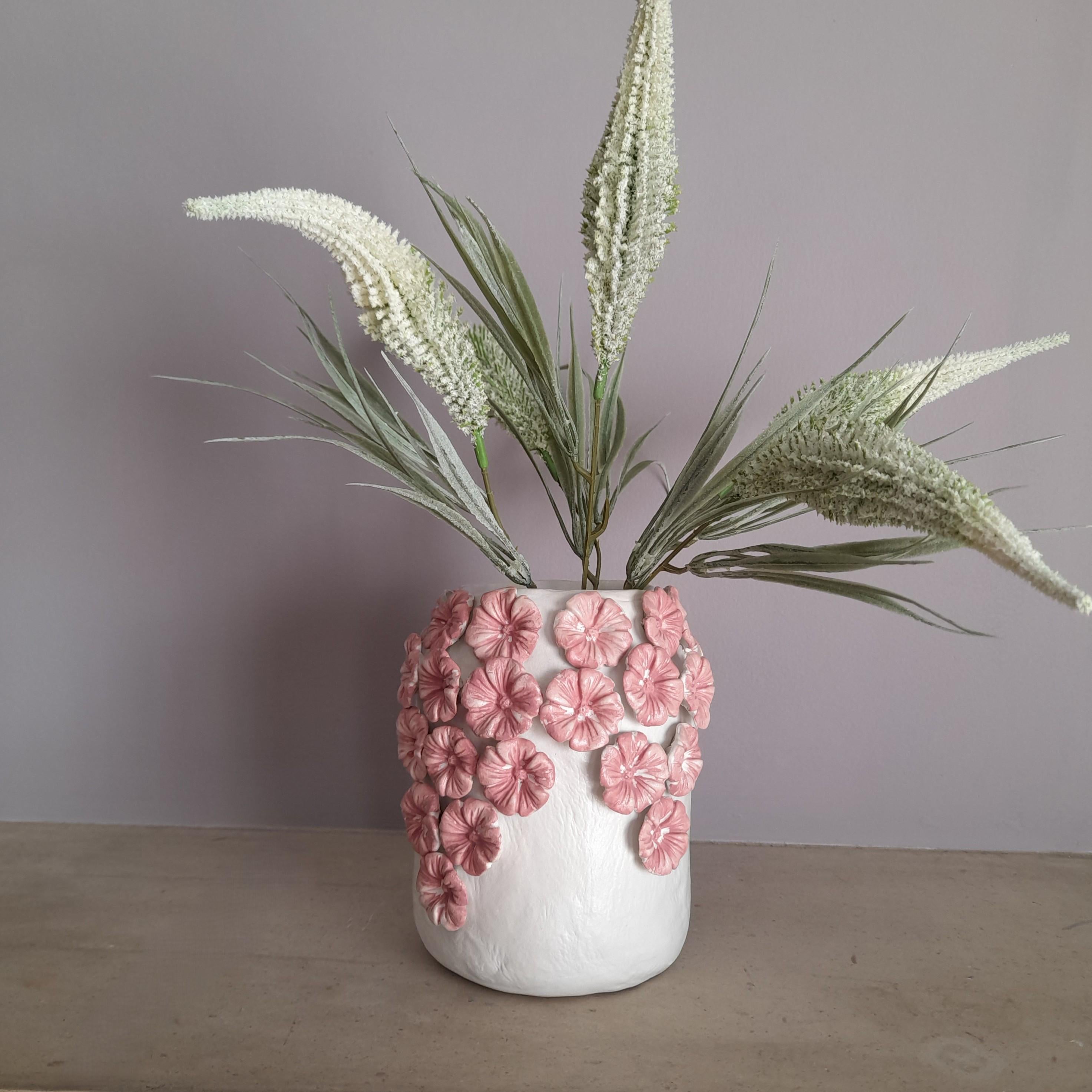 Hortensien-Vase – Handgemachte Skulptur aus lufthärtendem Ton mit geformten Blumendetails