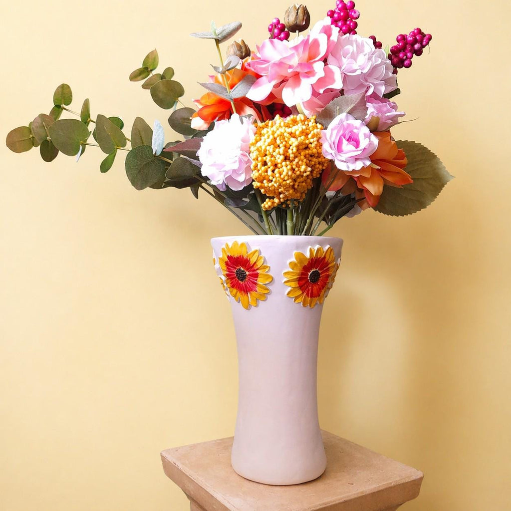 Jarra Gérbera – Escultura Artesanal em Argila com Relevo Floral Amarelo