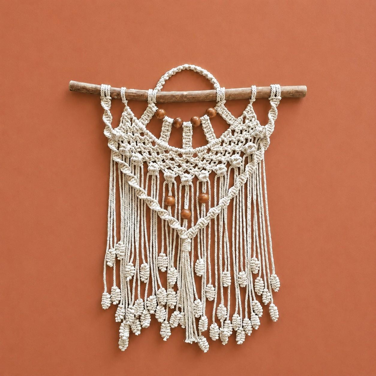 Makramee-Wandbehang „Empress“ – Handgefertigt aus Baumwolle, Holzperlen & Treibholz, 62cm