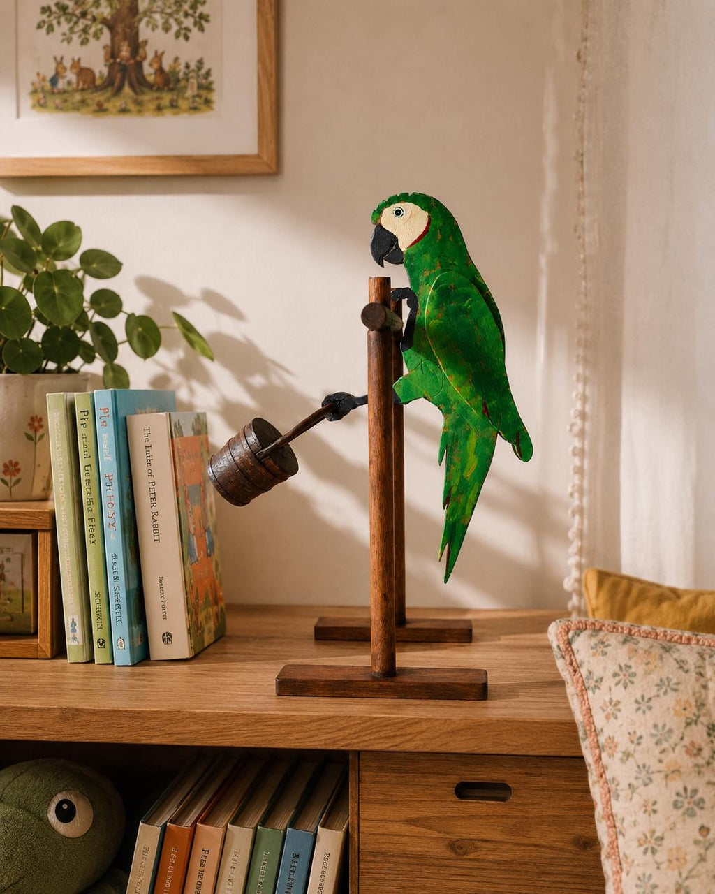 Handbemalte Holz-Papagei-Skulptur – Balancierender Vogel mit schwingendem Fass