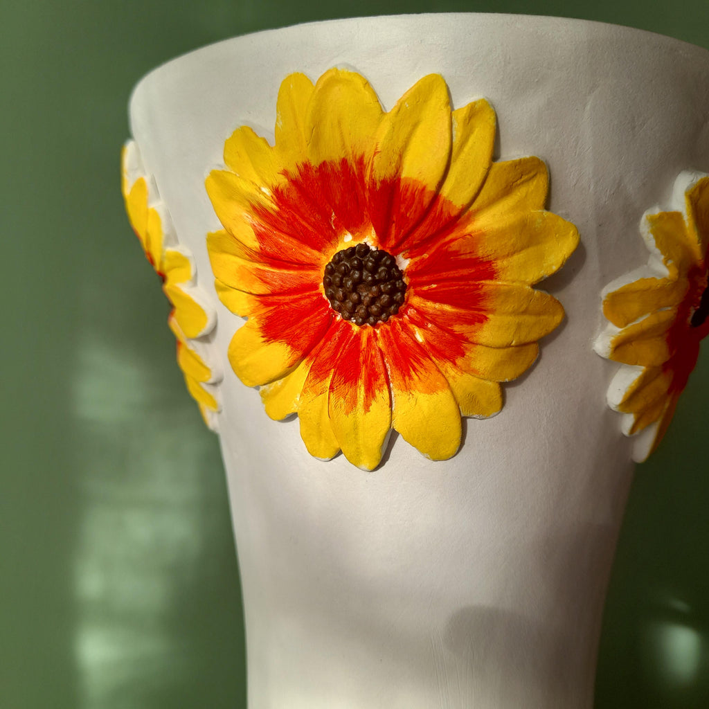 Jarra Gérbera – Escultura Artesanal em Argila com Relevo Floral Amarelo