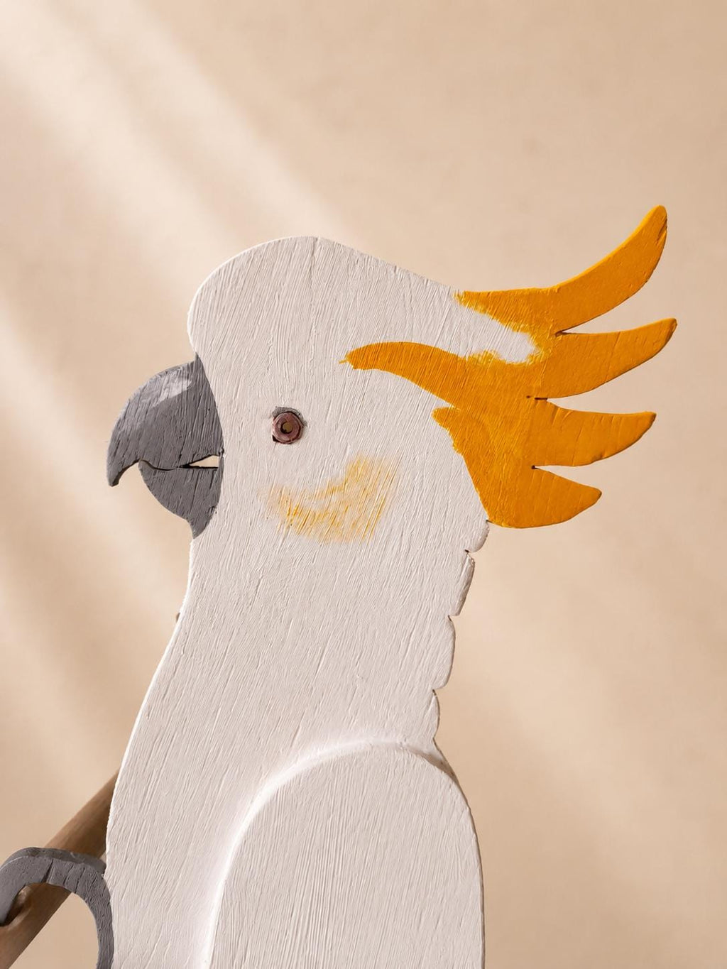 Kakadu Skulptur – handgefertigte tropische Vogelfigur aus Holz mit Paket-Detail