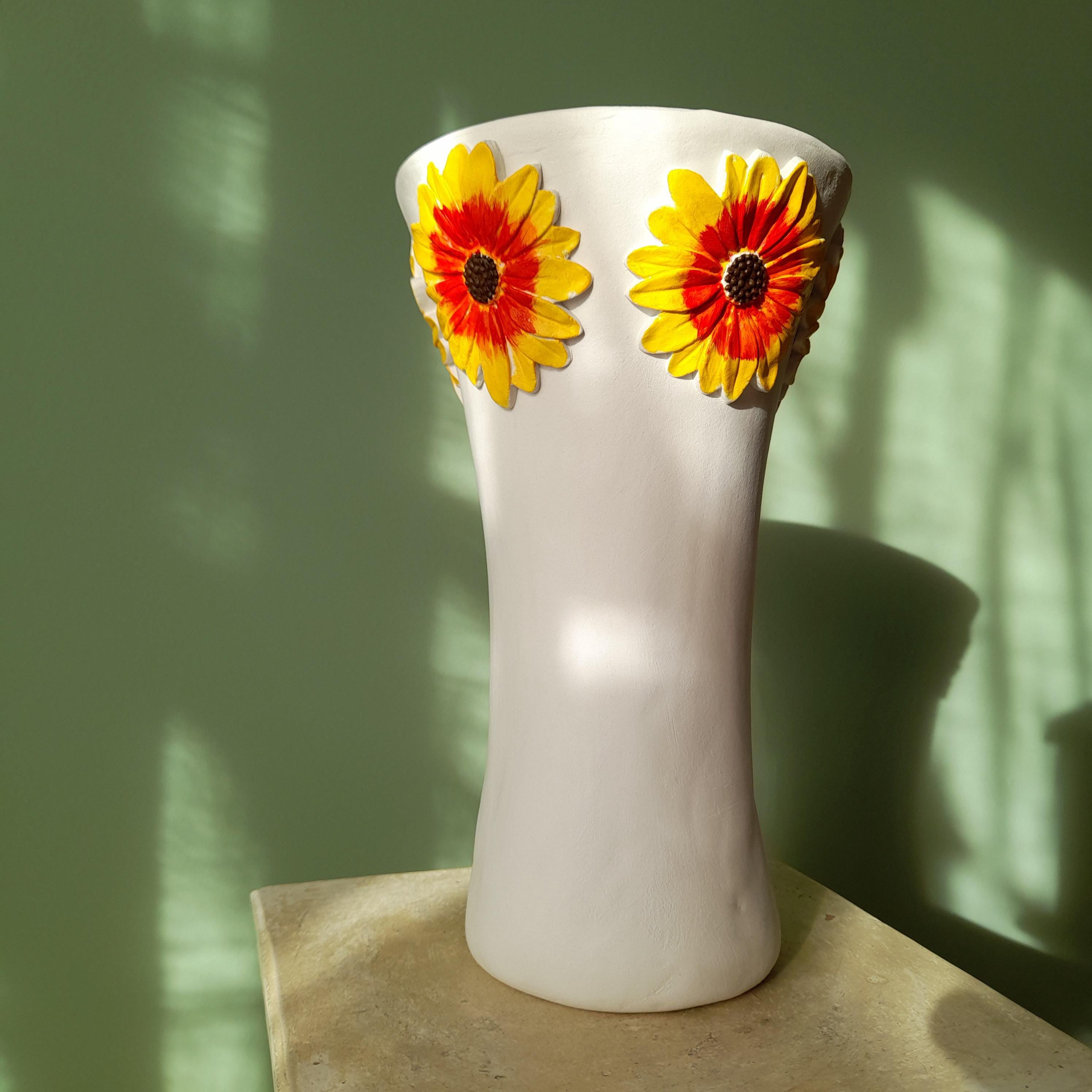 Jarra Gérbera – Escultura Artesanal em Argila com Relevo Floral Amarelo