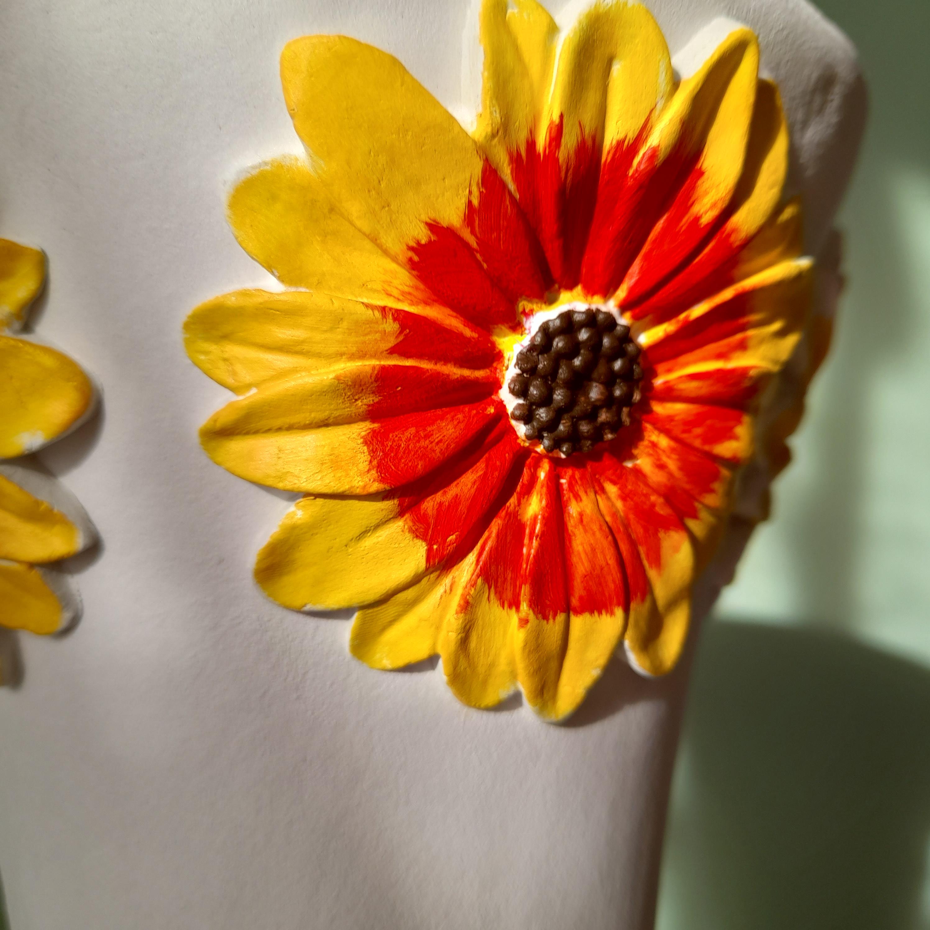 Jarra Gérbera – Escultura Artesanal em Argila com Relevo Floral Amarelo