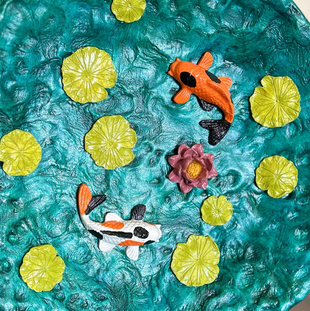 Prato Decorativo Lagoa Koi – Argila Artesanal | 24cm | Arte de Parede e Peça Central