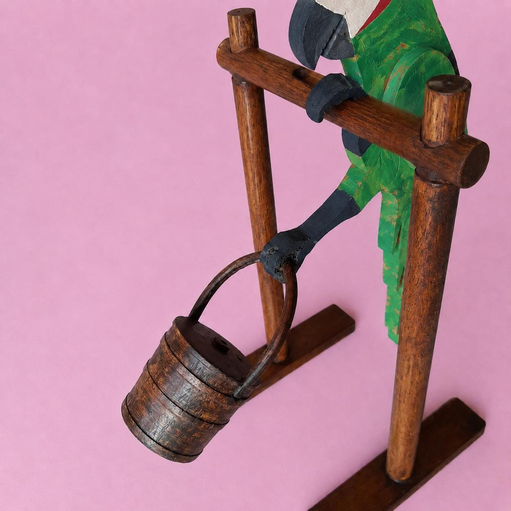 Handbemalte Holz-Papagei-Skulptur – Balancierender Vogel mit schwingendem Fass