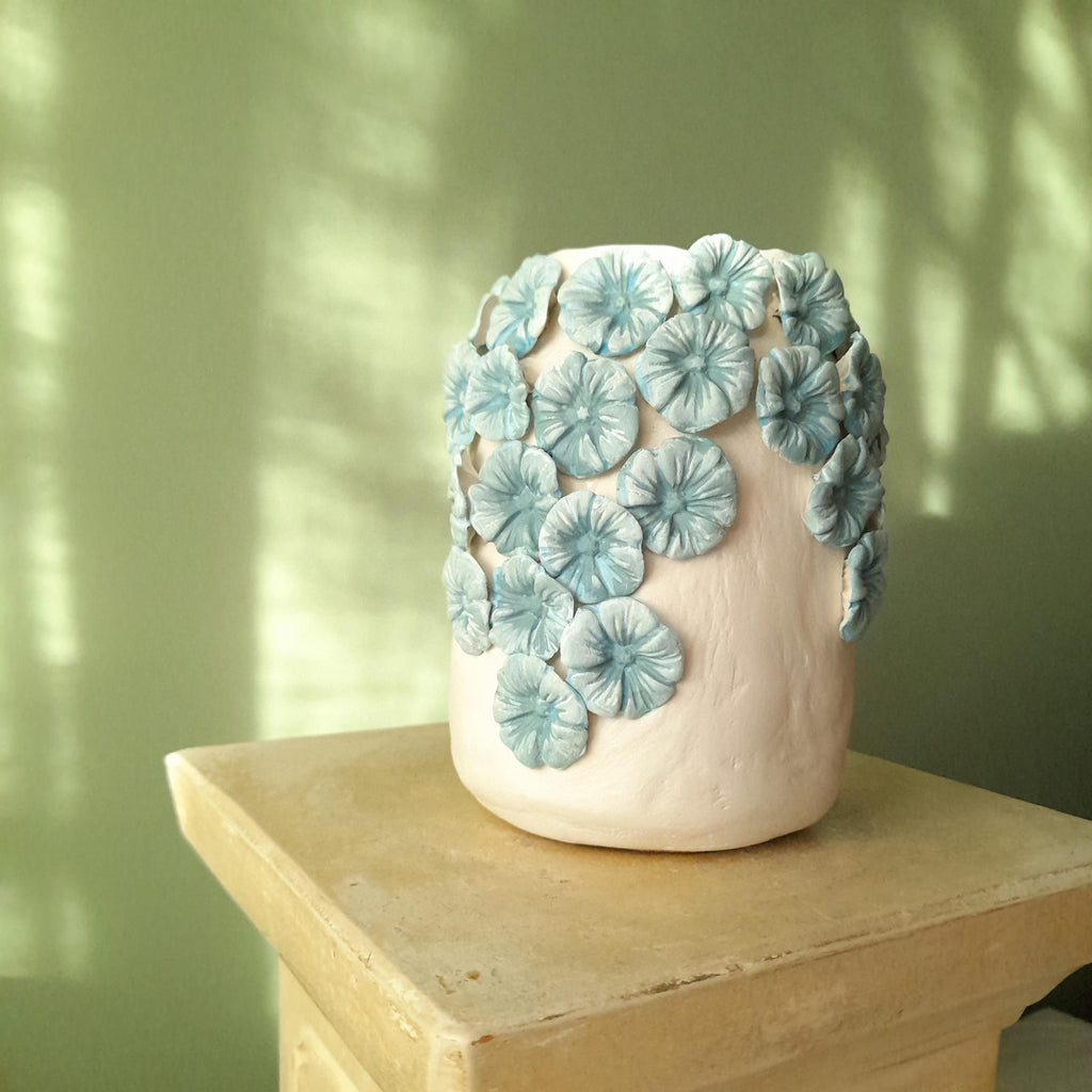 Hortensien-Vase – Handgemachte Skulptur aus lufthärtendem Ton mit geformten Blumendetails