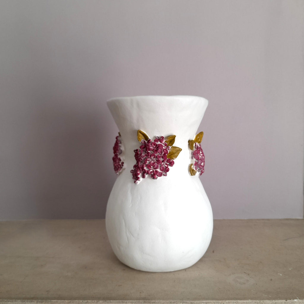 Wildblumen-Vase – Handgemachte Skulptur aus lufthärtendem Ton mit rosa und lilafarbenem Blumenrelief