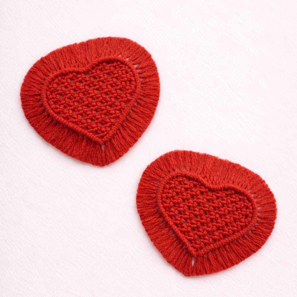 Corações Entrelaçados – Handmade Red Macrame Heart Set with Cotton Fringe