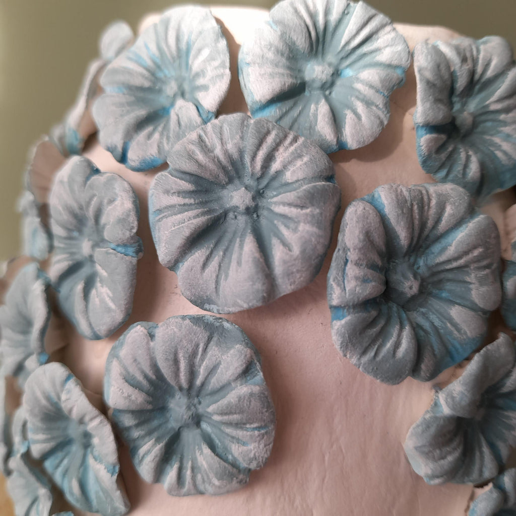 Hortensien-Vase – Handgemachte Skulptur aus lufthärtendem Ton mit geformten Blumendetails
