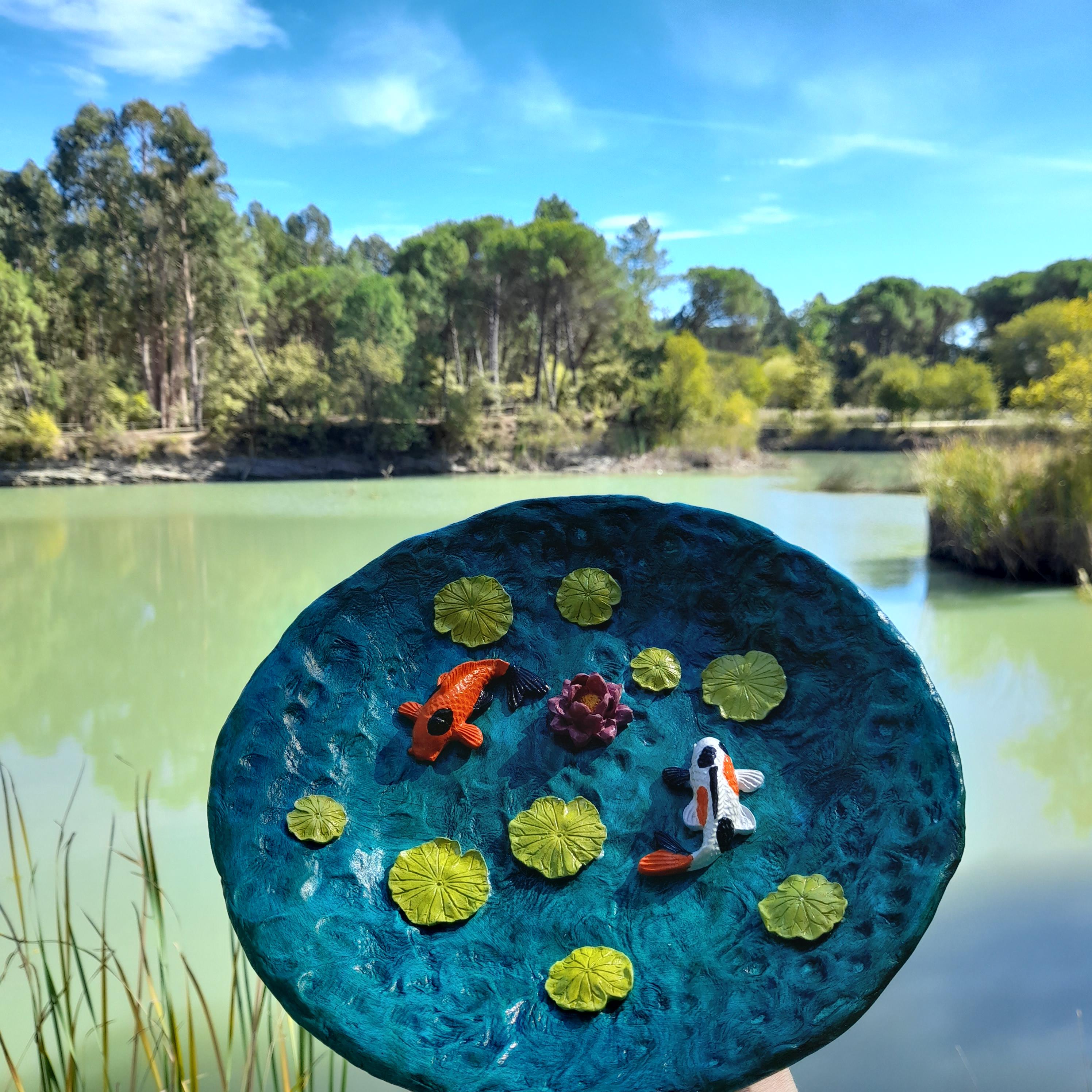 Prato Decorativo Lagoa Koi – Argila Artesanal | 24cm | Arte de Parede e Peça Central