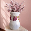 Wildblumen-Vase – Handgemachte Skulptur aus lufthärtendem Ton mit rosa und lilafarbenem Blumenrelief