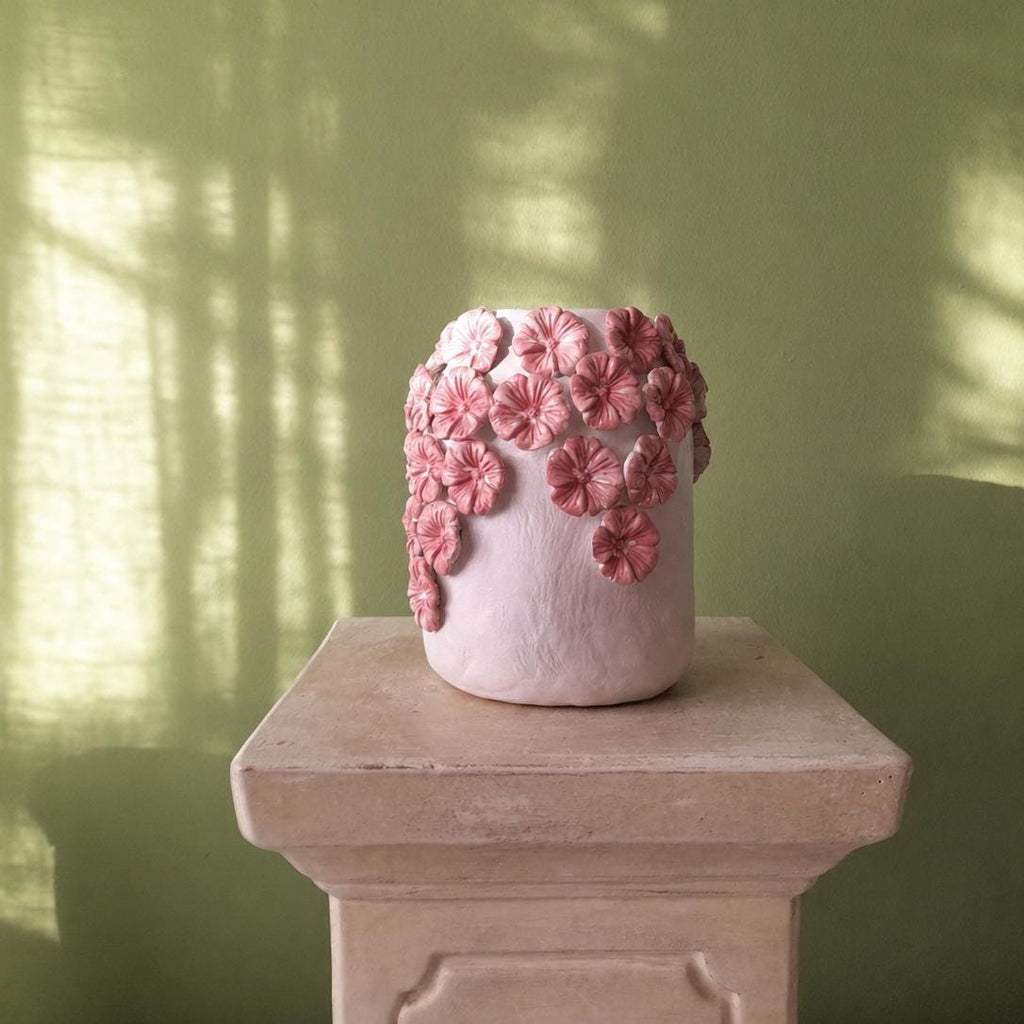 Hortensien-Vase – Handgemachte Skulptur aus lufthärtendem Ton mit geformten Blumendetails