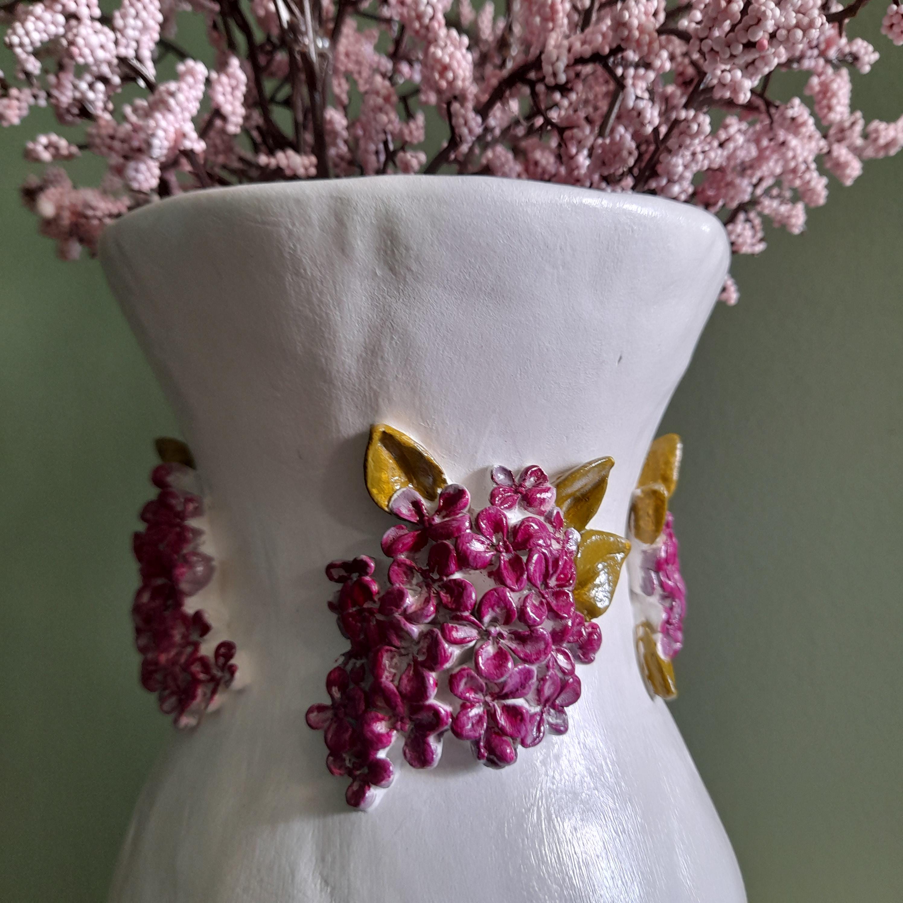 Wildblumen-Vase – Handgemachte Skulptur aus lufthärtendem Ton mit rosa und lilafarbenem Blumenrelief