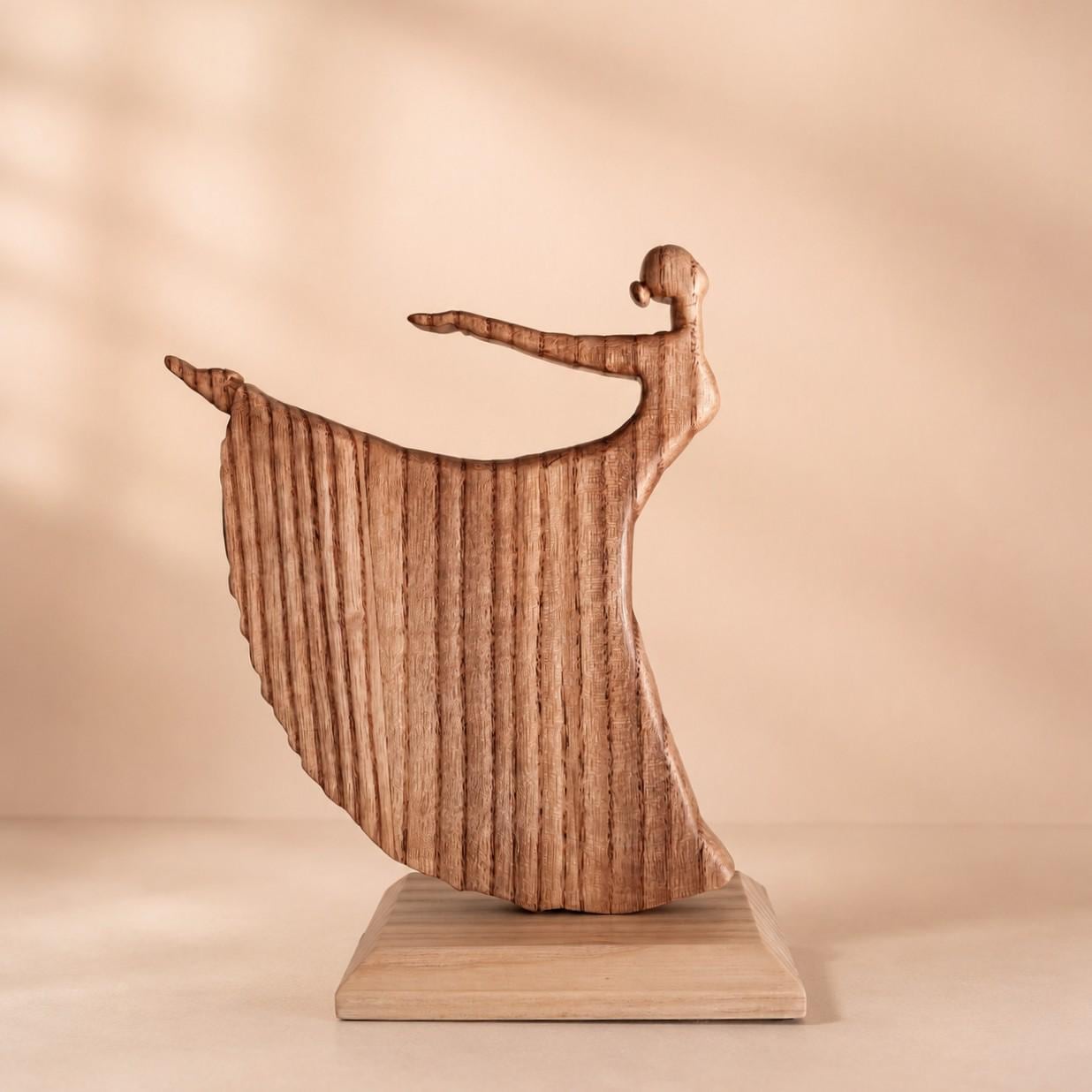 Frau im Wind – handgefertigte Skulptur einer Balletttänzerin aus Holz
