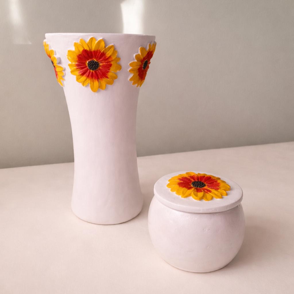 Caixinha Gérbera – Caixa Artesanal em Argila com Tampa Floral Esculpida