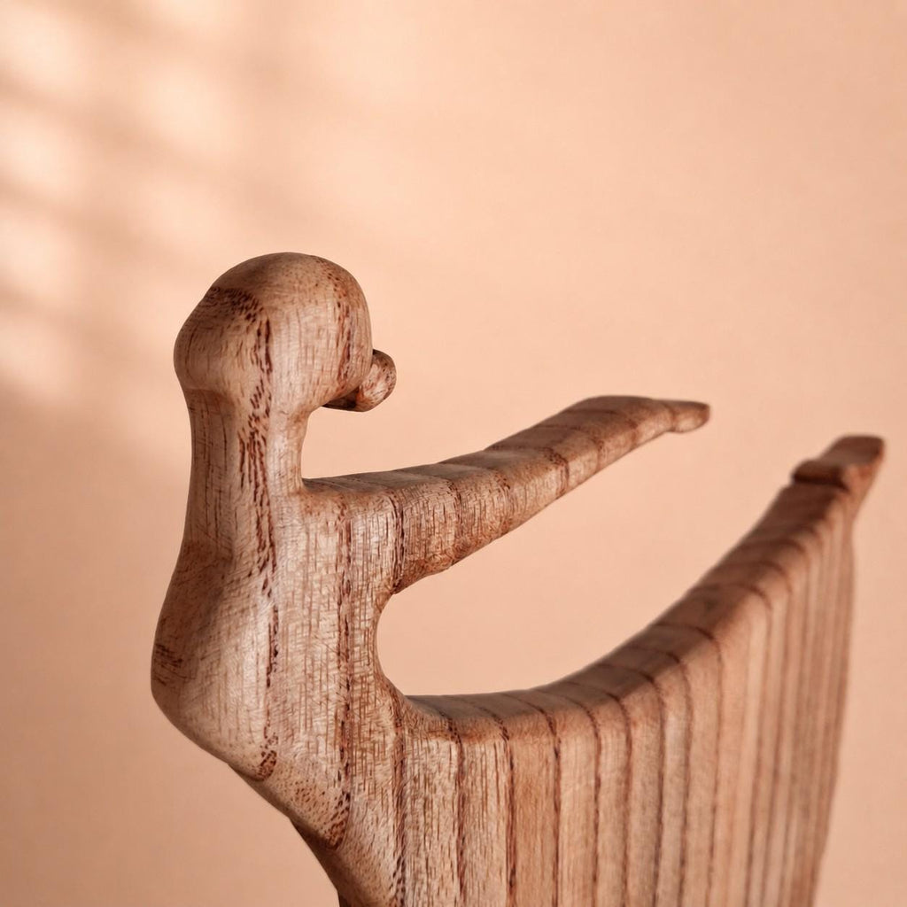Frau im Wind – handgefertigte Skulptur einer Balletttänzerin aus Holz