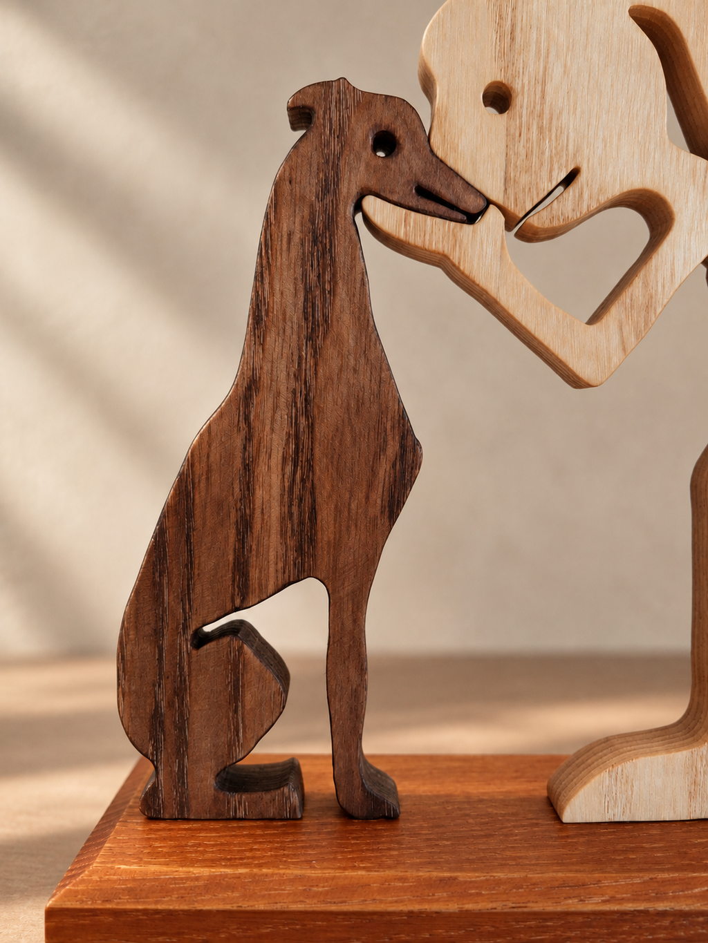Jeune fille et lévrier, sculpture artisanale en bois