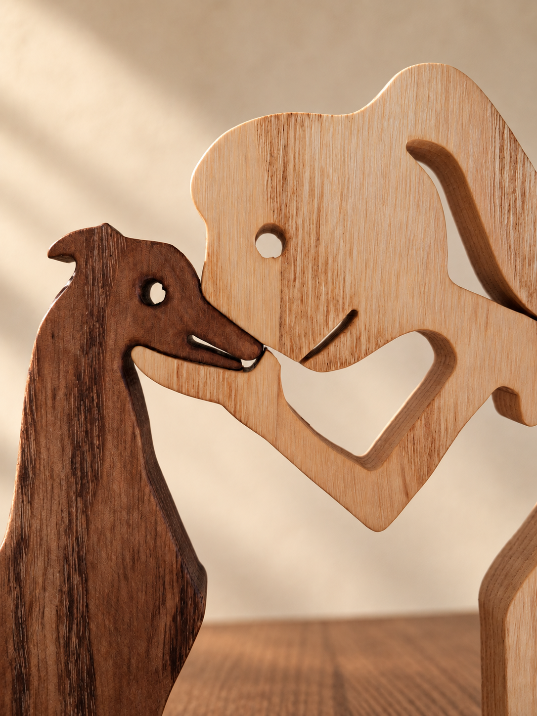 Mädchen und Windhund Gefährten, handgefertigte Holzskulptur