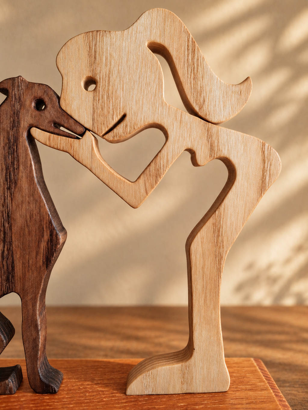 Jeune fille et lévrier, sculpture artisanale en bois