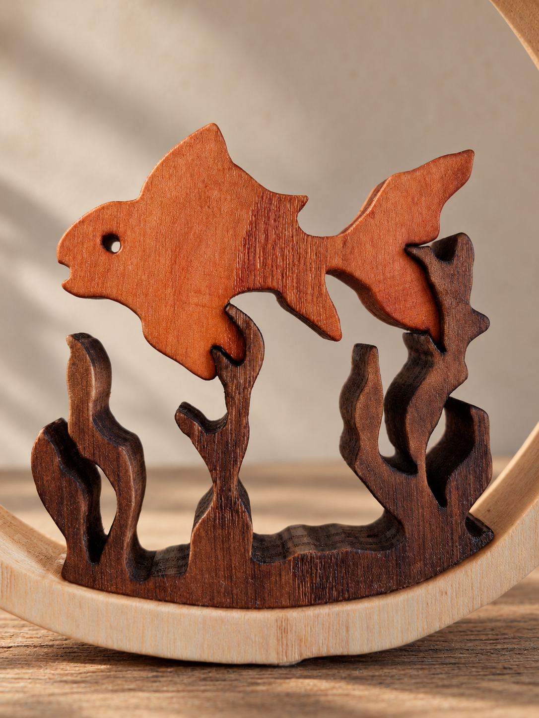 Katzenneugier – Handgefertigte Katzen- und Fischskulptur aus Holz