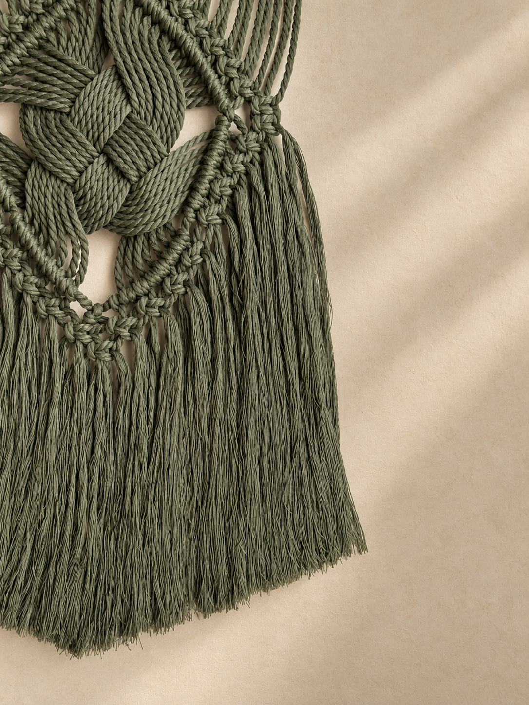 Mural de Macramé Artesanal com Madeira à Deriva, 65cm – Decoração Natural em Algodão Boho