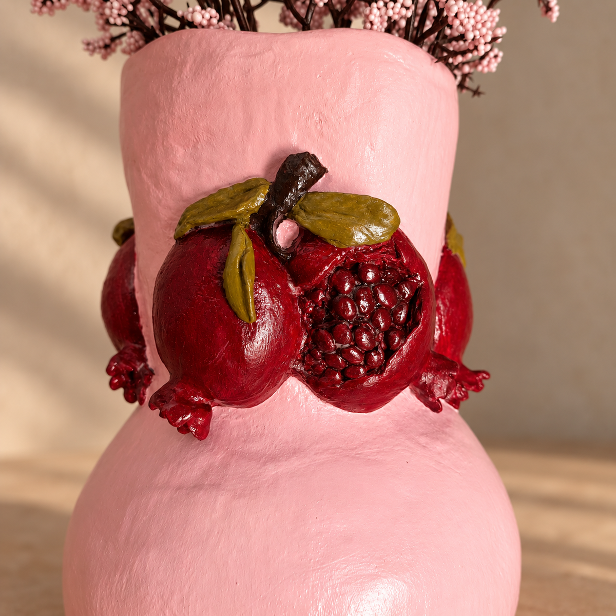 Granatapfel-Vase, handgefertigte Tondekoration